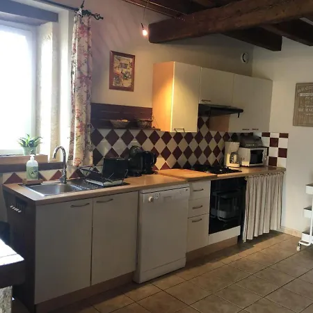 Champetre Avec Climatisation Et Jardin En Auvergne - Fr-1-489-227